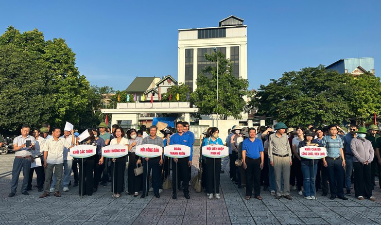 Bát Tràng tổ chức Lễ ra quân thực hiện tổng vệ sinh môi trường gắn với thực hiện phong trào thi đua "Sáng- Xanh- Sạch- Đẹp"- Ảnh 1.