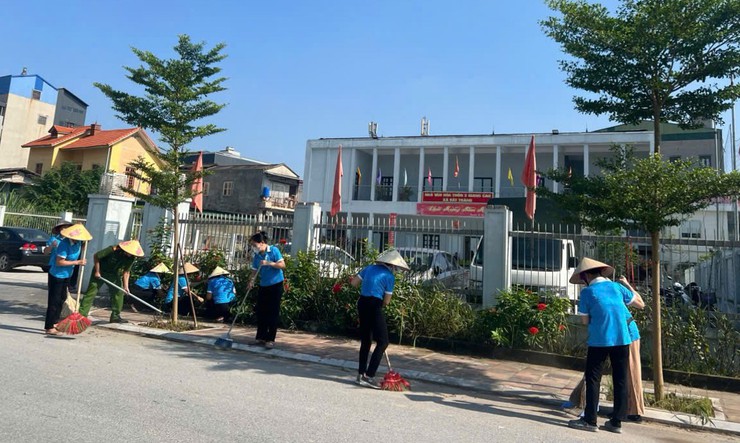 Bát Tràng tổ chức Lễ ra quân thực hiện tổng vệ sinh môi trường gắn với thực hiện phong trào thi đua "Sáng- Xanh- Sạch- Đẹp"- Ảnh 6.