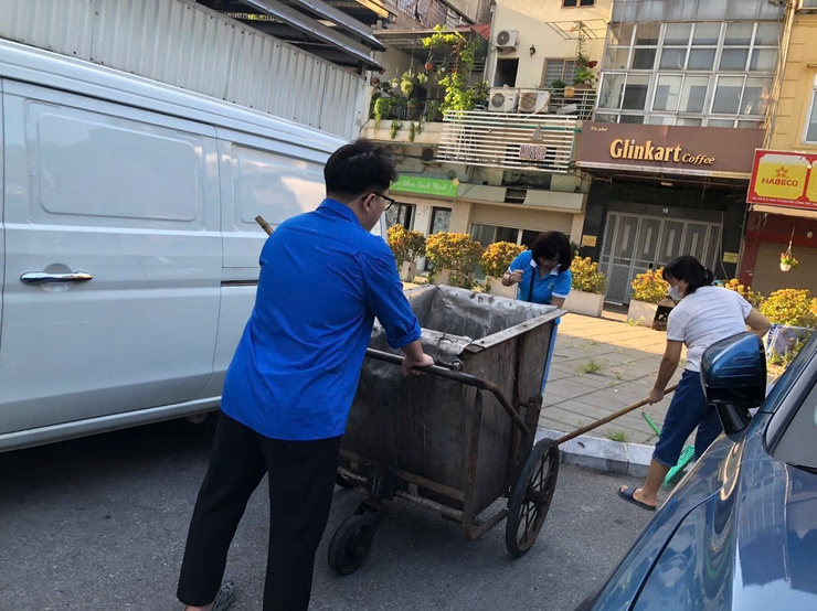 Phường Hai Bà Trưng tổ chức Lễ ra quân tổng vệ sinh môi trường trên điạ bàn phường.- Ảnh 24.