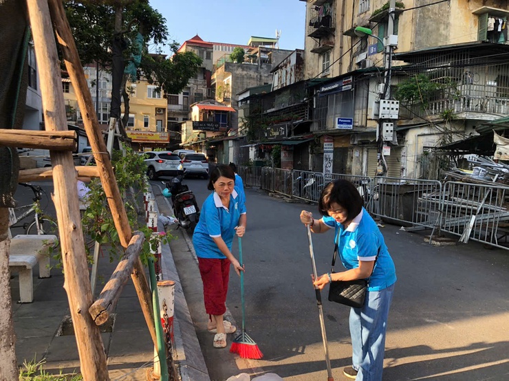 Phường Hai Bà Trưng tổ chức Lễ ra quân tổng vệ sinh môi trường trên điạ bàn phường.- Ảnh 23.
