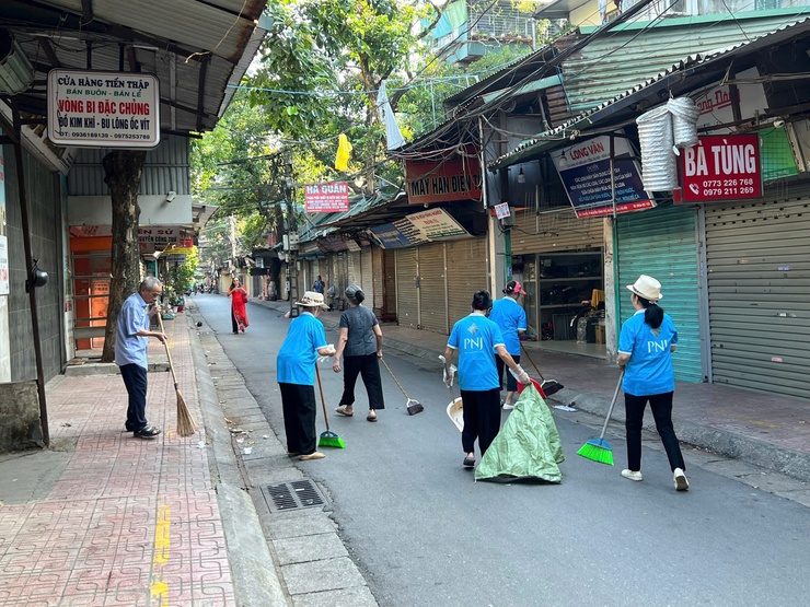 Phường Hai Bà Trưng tổ chức Lễ ra quân tổng vệ sinh môi trường trên điạ bàn phường.- Ảnh 19.