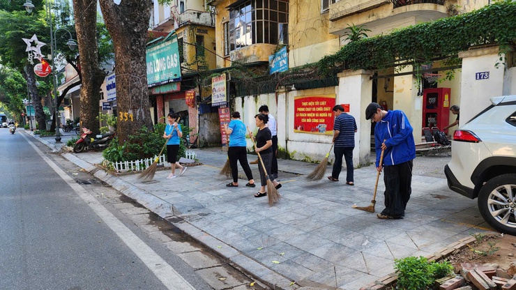 Phường Hai Bà Trưng tổ chức Lễ ra quân tổng vệ sinh môi trường trên điạ bàn phường.- Ảnh 18.