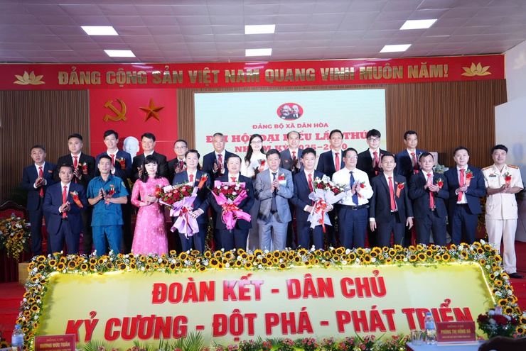 ĐẠI HỘI ĐẠI BIỂU ĐẢNG BỘ XÃ DÂN HÒA LẦN THỨ I, NHIỆM KỲ 2025- 2030 : VỮNG BƯỚC TIẾN VÀO KỶ NGUYÊN MỚI- Ảnh 1.