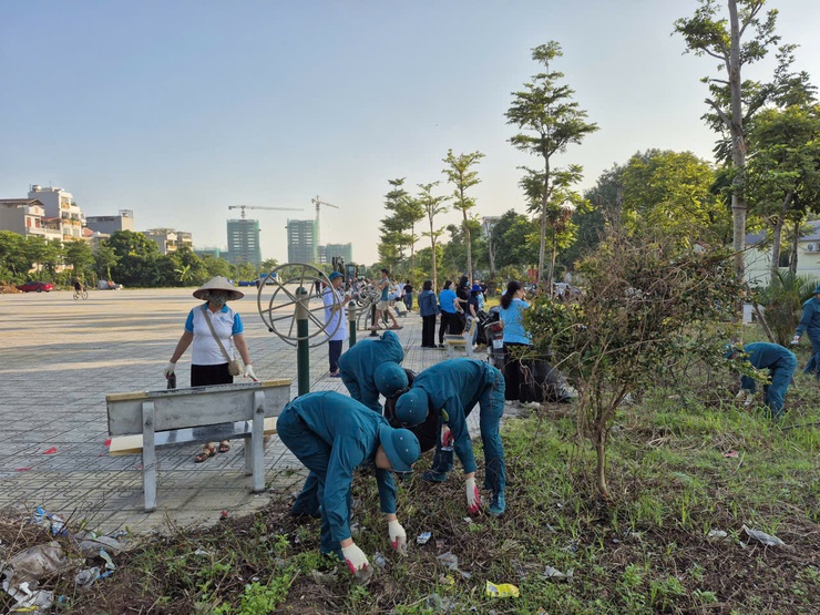 Phường Long Biên ra quân tổng vệ sinh môi trường phòng, diệt bọ gậy, phòng chống dịch sốt xuất huyết- Ảnh 18.