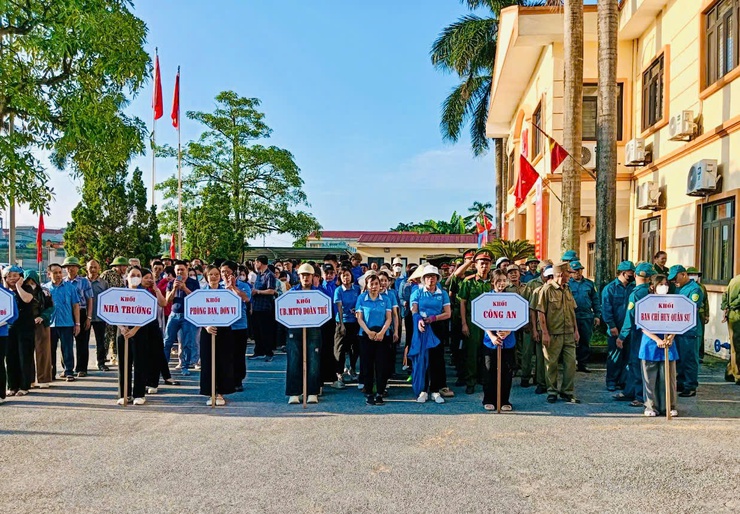 Phường Yên Nghĩa tổ chức Lễ ra quân xử lý vi phạm về trật tự giao thông, trật tự đô thị và vệ sinh môi trường- Ảnh 1.
