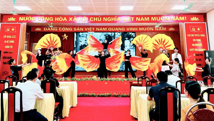 Tổng duyệt chương trình nghệ thuật chào mừng Đại hội Đảng bộ xã Nam Phù lần thứ Nhất- Ảnh 2.
