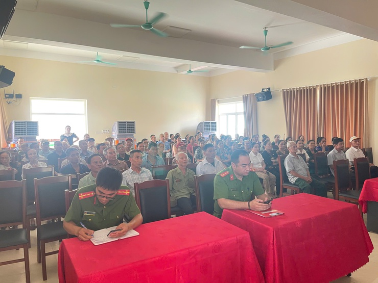 Công an xã Vĩnh Thanh thực hiện có hiệu quả phong trào thi đua tuyên truyền, vận động thu hồi, đấu tranh phòng, chống tội phạm về vũ khí, vật liệu nổ, công cụ hỗ trợ.- Ảnh 7.