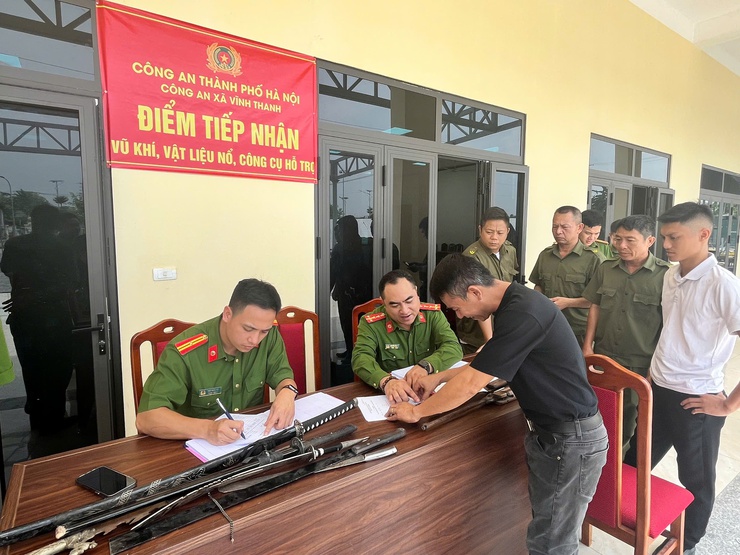 Công an xã Vĩnh Thanh thực hiện có hiệu quả phong trào thi đua tuyên truyền, vận động thu hồi, đấu tranh phòng, chống tội phạm về vũ khí, vật liệu nổ, công cụ hỗ trợ.- Ảnh 11.