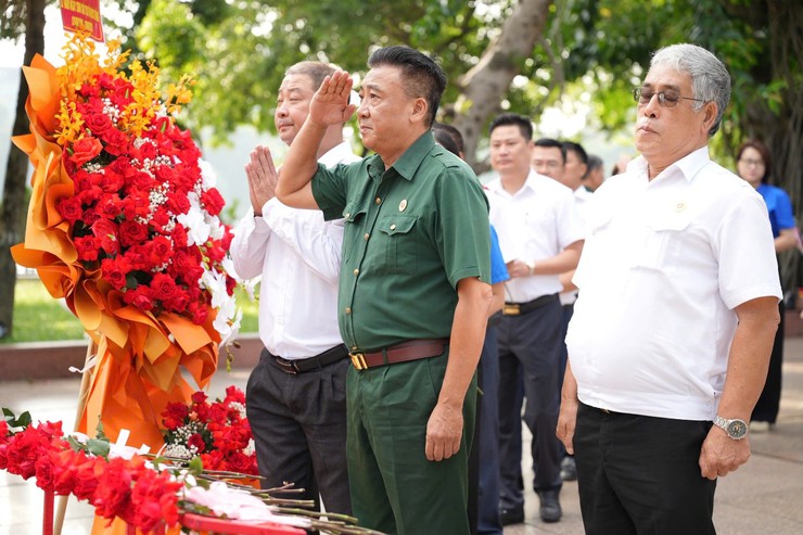 Phường Hai Bà Trưng tổ chức Lễ dâng hoa tại Tượng đài Bác Hồ - Bác Tôn nhân dịp kỷ niệm 137 năm Ngày sinh Chủ tịch Tôn Đức Thắng.- Ảnh 7.