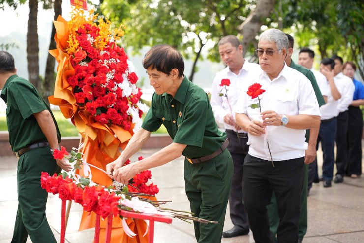 Phường Hai Bà Trưng tổ chức Lễ dâng hoa tại Tượng đài Bác Hồ - Bác Tôn nhân dịp kỷ niệm 137 năm Ngày sinh Chủ tịch Tôn Đức Thắng.- Ảnh 6.