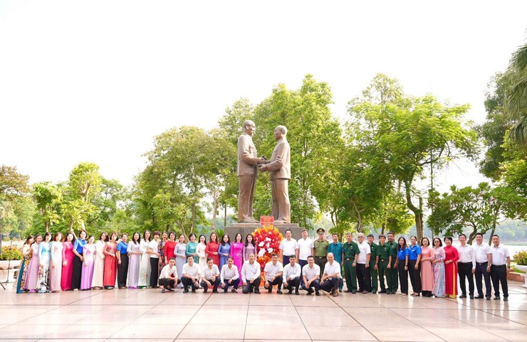 Phường Hai Bà Trưng tổ chức Lễ dâng hoa tại Tượng đài Bác Hồ - Bác Tôn nhân dịp kỷ niệm 137 năm Ngày sinh Chủ tịch Tôn Đức Thắng.- Ảnh 8.