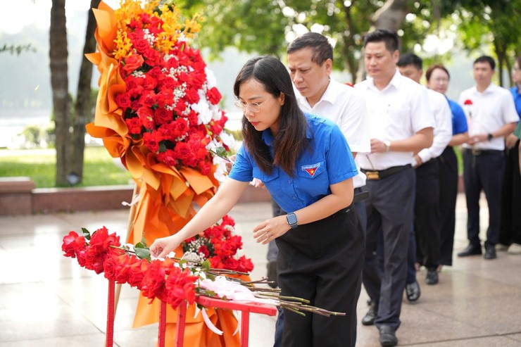 Phường Hai Bà Trưng tổ chức Lễ dâng hoa tại Tượng đài Bác Hồ - Bác Tôn nhân dịp kỷ niệm 137 năm Ngày sinh Chủ tịch Tôn Đức Thắng.- Ảnh 5.