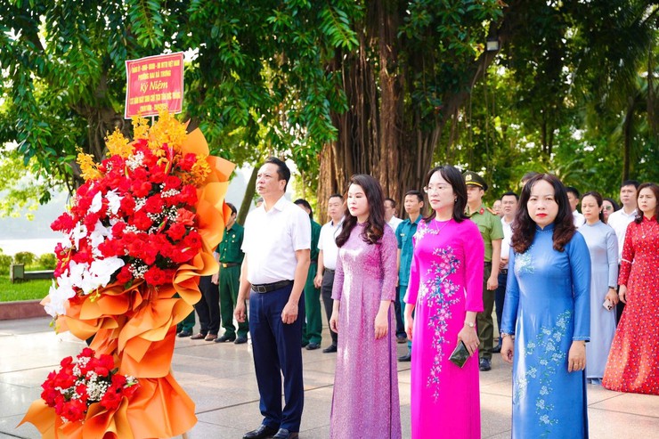 Phường Hai Bà Trưng tổ chức Lễ dâng hoa tại Tượng đài Bác Hồ - Bác Tôn nhân dịp kỷ niệm 137 năm Ngày sinh Chủ tịch Tôn Đức Thắng.- Ảnh 2.