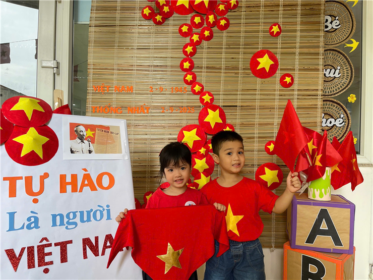 Hoạt động chào mừng Quốc khánh 2/9 của các bé lớp Mẫu giáo Lớn A2 - Trường Mầm non số 6- Ảnh 1.