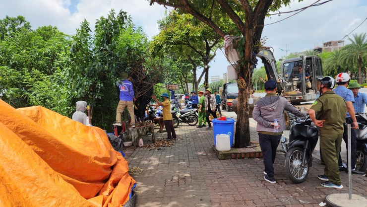 XÃ NỘI BÀI RA QUÂN XỬ LÝ VI PHẠM HÀNH LANG AN TOÀN GIAO THÔNG, TRẬT TỰ CÔNG CỘNG- Ảnh 2.