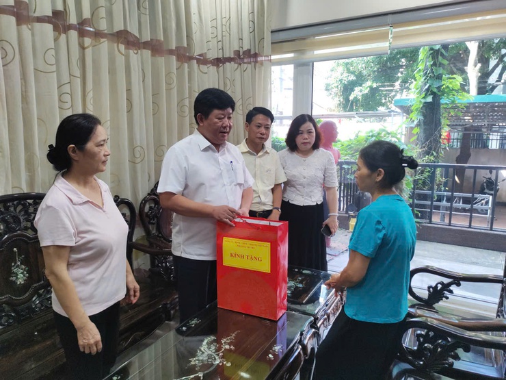 Phường Tây Hồ tri ân các đối tượng chính sách nhân dịp 80 năm Cách mạng Tháng Tám và Quốc khánh 2/9- Ảnh 4.