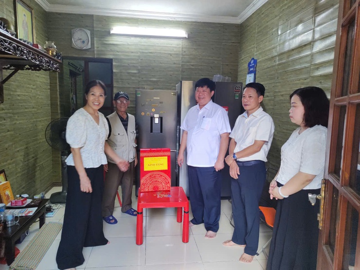 Phường Tây Hồ tri ân các đối tượng chính sách nhân dịp 80 năm Cách mạng Tháng Tám và Quốc khánh 2/9- Ảnh 5.
