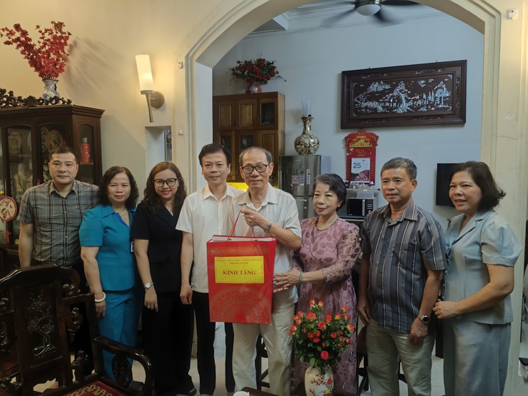 Phường Tây Hồ tri ân các đối tượng chính sách nhân dịp 80 năm Cách mạng Tháng Tám và Quốc khánh 2/9- Ảnh 7.