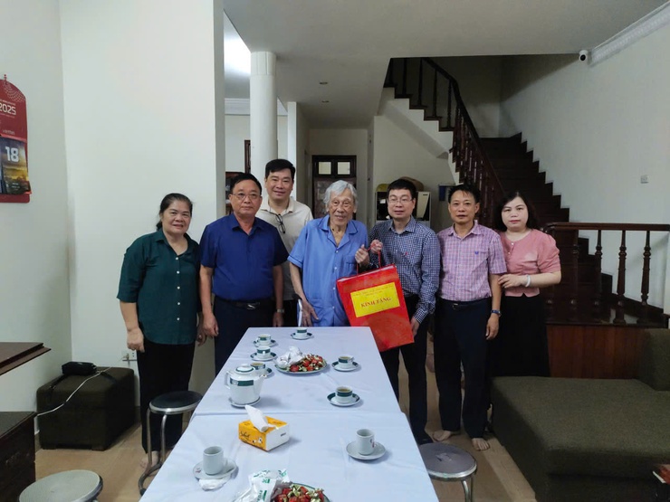 Phường Tây Hồ tri ân các đối tượng chính sách nhân dịp 80 năm Cách mạng Tháng Tám và Quốc khánh 2/9- Ảnh 8.