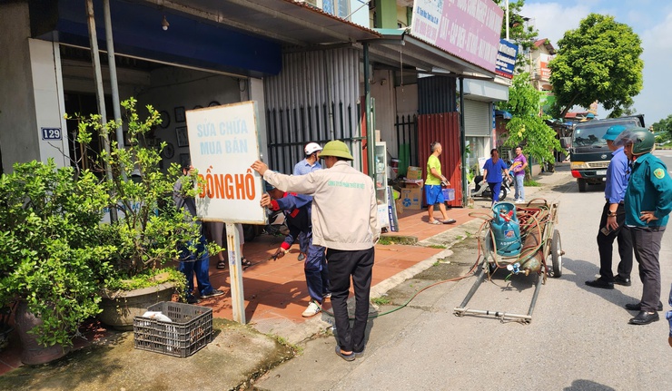 XÃ NỘI BÀI RA QUÂN XỬ LÝ VI PHẠM HÀNH LANG AN TOÀN GIAO THÔNG, TRẬT TỰ CÔNG CỘNG- Ảnh 6.