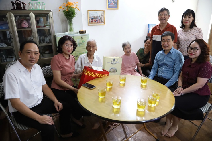 LÃNH ĐẠO THÀNH PHỐ HÀ NỘI, LÃNH ĐẠO PHƯỜNG CỬA NAM THĂM HỎI TẶNG QUÀ CÁN BỘ LÃO THÀNH CÁCH MẠNG, CÁN BỘ TIỀN KHỞI NGHĨA NHÂN KỶ NIỆM 80 NĂM QUỐC KHÁNH NƯỚC CỘNG HOÀ XÃ HỘI CHỦ NGHĨA VIỆT NAM (02/9/1945 - 02/9/2025)- Ảnh 5.
