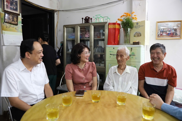 LÃNH ĐẠO THÀNH PHỐ HÀ NỘI, LÃNH ĐẠO PHƯỜNG CỬA NAM THĂM HỎI TẶNG QUÀ CÁN BỘ LÃO THÀNH CÁCH MẠNG, CÁN BỘ TIỀN KHỞI NGHĨA NHÂN KỶ NIỆM 80 NĂM QUỐC KHÁNH NƯỚC CỘNG HOÀ XÃ HỘI CHỦ NGHĨA VIỆT NAM (02/9/1945 - 02/9/2025)- Ảnh 6.