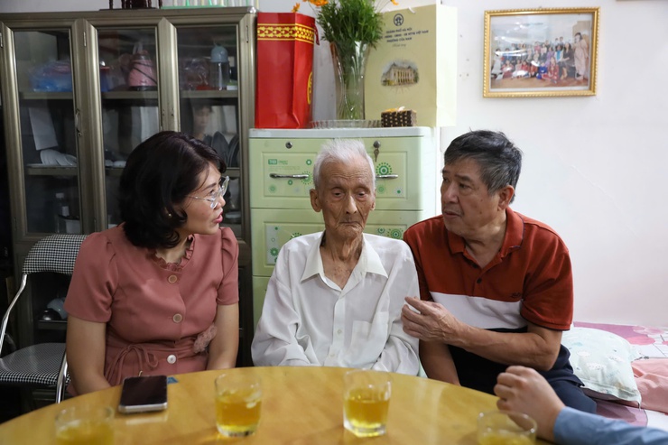 LÃNH ĐẠO THÀNH PHỐ HÀ NỘI, LÃNH ĐẠO PHƯỜNG CỬA NAM THĂM HỎI TẶNG QUÀ CÁN BỘ LÃO THÀNH CÁCH MẠNG, CÁN BỘ TIỀN KHỞI NGHĨA NHÂN KỶ NIỆM 80 NĂM QUỐC KHÁNH NƯỚC CỘNG HOÀ XÃ HỘI CHỦ NGHĨA VIỆT NAM (02/9/1945 - 02/9/2025)- Ảnh 7.