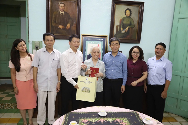 LÃNH ĐẠO THÀNH PHỐ HÀ NỘI, LÃNH ĐẠO PHƯỜNG CỬA NAM THĂM HỎI TẶNG QUÀ CÁN BỘ LÃO THÀNH CÁCH MẠNG, CÁN BỘ TIỀN KHỞI NGHĨA NHÂN KỶ NIỆM 80 NĂM QUỐC KHÁNH NƯỚC CỘNG HOÀ XÃ HỘI CHỦ NGHĨA VIỆT NAM (02/9/1945 - 02/9/2025)- Ảnh 3.