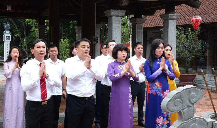 Lãnh đạo phường Bồ Đề viếng Đài tưởng niệm các Anh hùng Liệt sĩ trước thềm Đại hội Đảng bộ phường lần thứ I, nhiệm kỳ 2025- 2030 - Ảnh 1.