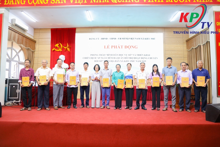 Xã Kiều Phú Phát động phong trào “Bình dân học vụ số”, Chung tay thực hiện chiến dịch 45 ngày đêm ra quân hỗ trợ chuyển đổi số trong giai đoạn đầu vận hành chính quyền địa phương theo mô hình 2 cấp- Ảnh 4.