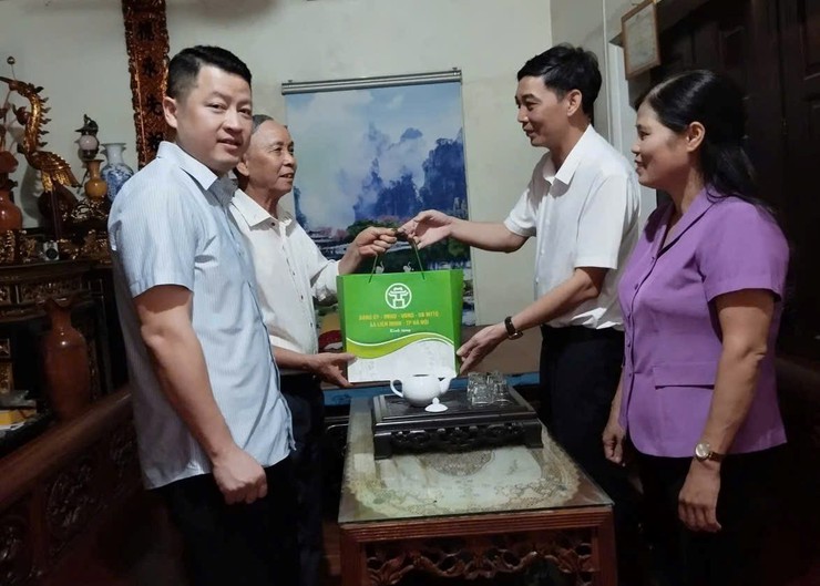 Đồng chí Chủ tịch UBND xã tặng quà gia đình chính sách- Ảnh 1.