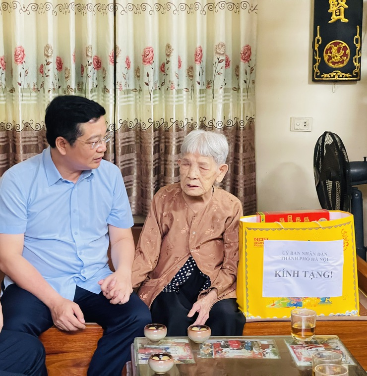 Đồng chí Phạm Xuân Toàn – Bí thư Đảng ủy, Chủ tịch HĐND xã Thiên Lộc -Trưởng đoàn công tác số 01 thăm, tặng quà tri ân người có công nhân dịp kỷ niệm 80 năm Quốc khánh 02/9- Ảnh 2.