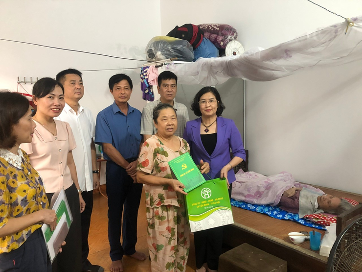 Đồng chí Nguyễn Thị Hường thăm tặng quà người có công tiêu biểu- Ảnh 1.