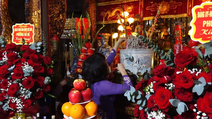 Lãnh đạo phường Bồ Đề viếng Đài tưởng niệm các Anh hùng Liệt sĩ trước thềm Đại hội Đảng bộ phường lần thứ I, nhiệm kỳ 2025- 2030 - Ảnh 2.