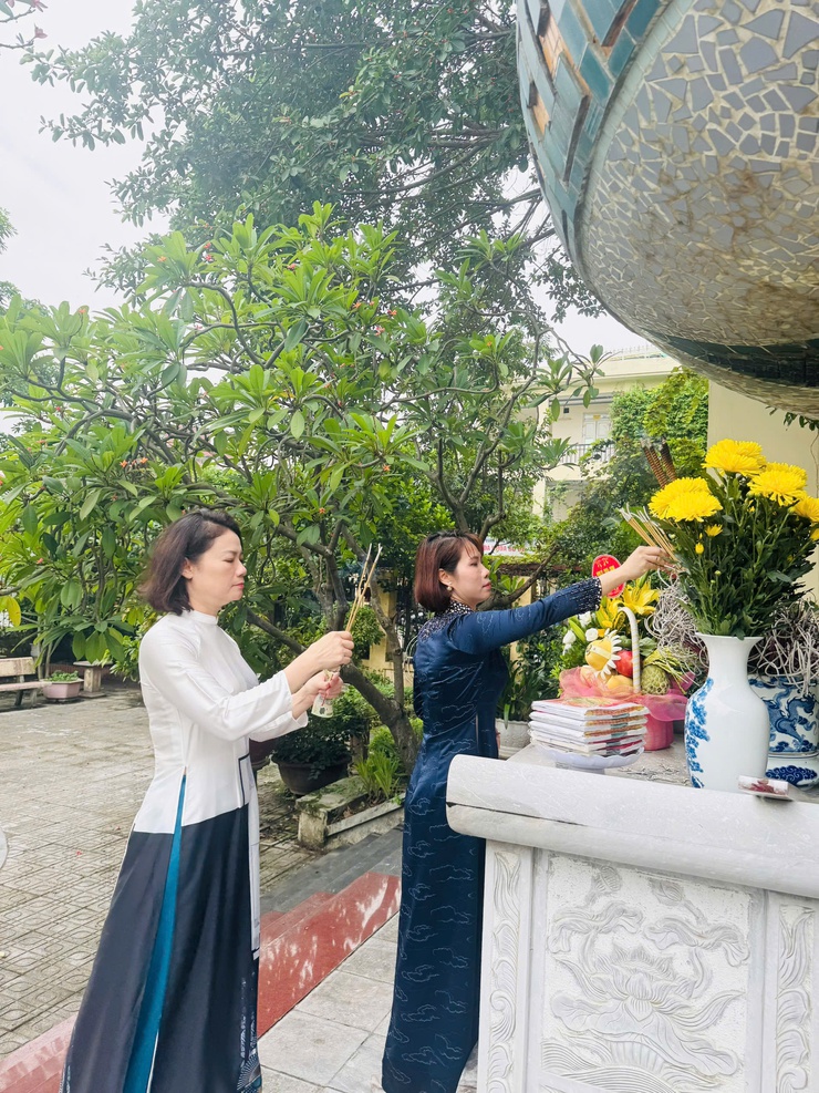 Lãnh đạo phường Bồ Đề viếng Đài tưởng niệm các Anh hùng Liệt sĩ trước thềm Đại hội Đảng bộ phường lần thứ I, nhiệm kỳ 2025- 2030 - Ảnh 12.