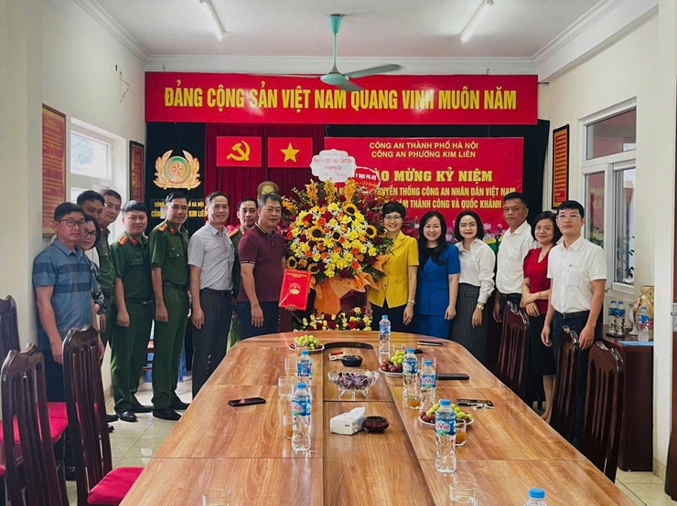 Lãnh đạo phường Kim Liên thăm hỏi, động viên Công an phường nhân kỷ niệm 80 năm Ngày truyền thống Công an nhân dân (19/8/1945 – 19/8/2025)- Ảnh 1.