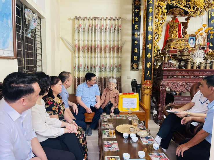 Đồng chí Phạm Xuân Toàn – Bí thư Đảng ủy, Chủ tịch HĐND xã Thiên Lộc -Trưởng đoàn công tác số 01 thăm, tặng quà tri ân người có công nhân dịp kỷ niệm 80 năm Quốc khánh 02/9- Ảnh 1.