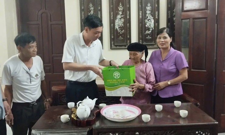 Đồng chí Chủ tịch UBND xã tặng quà gia đình chính sách- Ảnh 3.