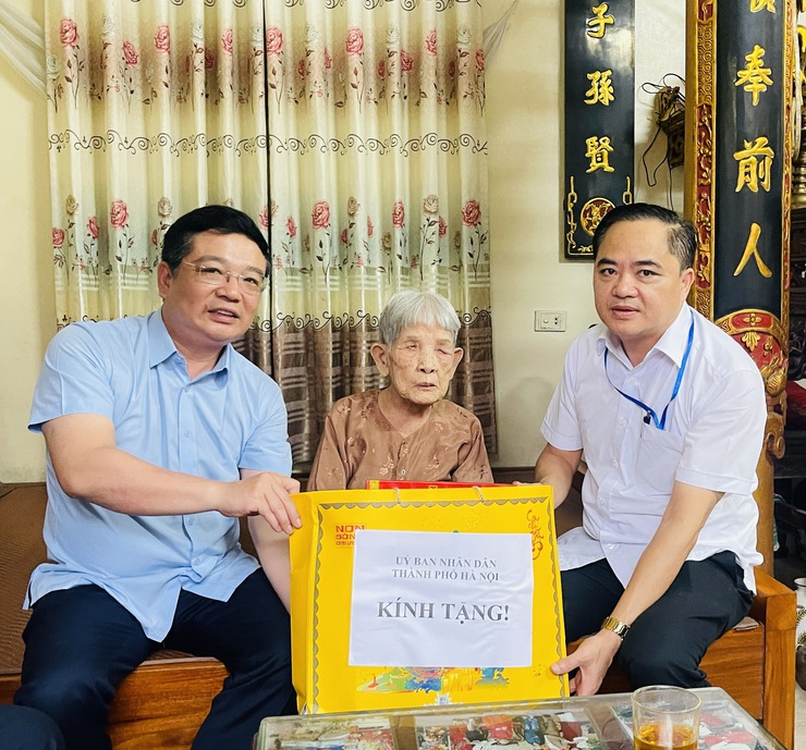 Đồng chí Phạm Xuân Toàn – Bí thư Đảng ủy, Chủ tịch HĐND xã Thiên Lộc -Trưởng đoàn công tác số 01 thăm, tặng quà tri ân người có công nhân dịp kỷ niệm 80 năm Quốc khánh 02/9- Ảnh 3.