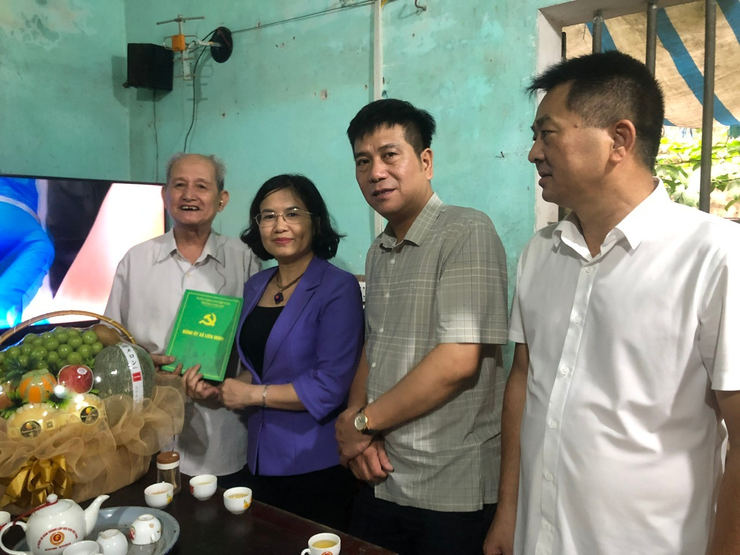Đồng chí Nguyễn Thị Hường thăm tặng quà người có công tiêu biểu- Ảnh 2.