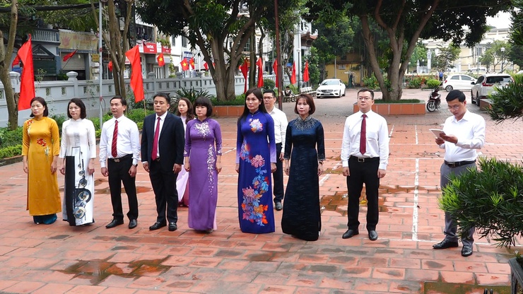 Lãnh đạo phường Bồ Đề viếng Đài tưởng niệm các Anh hùng Liệt sĩ trước thềm Đại hội Đảng bộ phường lần thứ I, nhiệm kỳ 2025- 2030 - Ảnh 3.