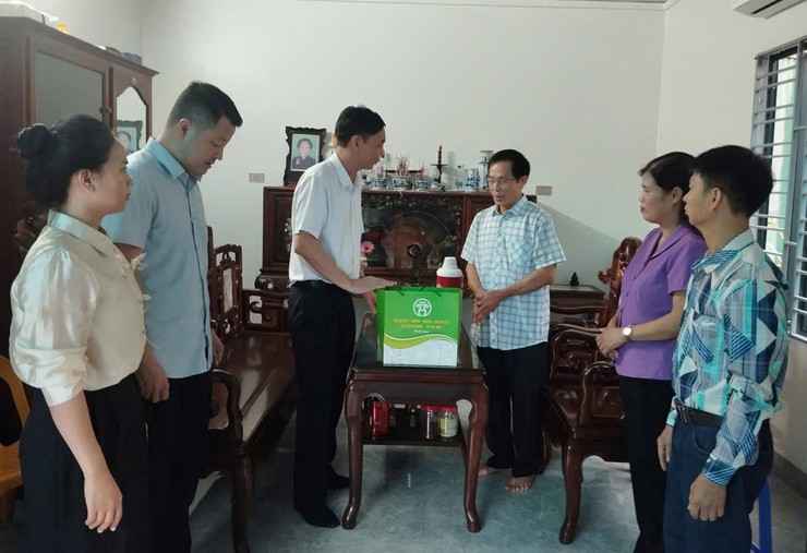 Đồng chí Chủ tịch UBND xã tặng quà gia đình chính sách- Ảnh 2.