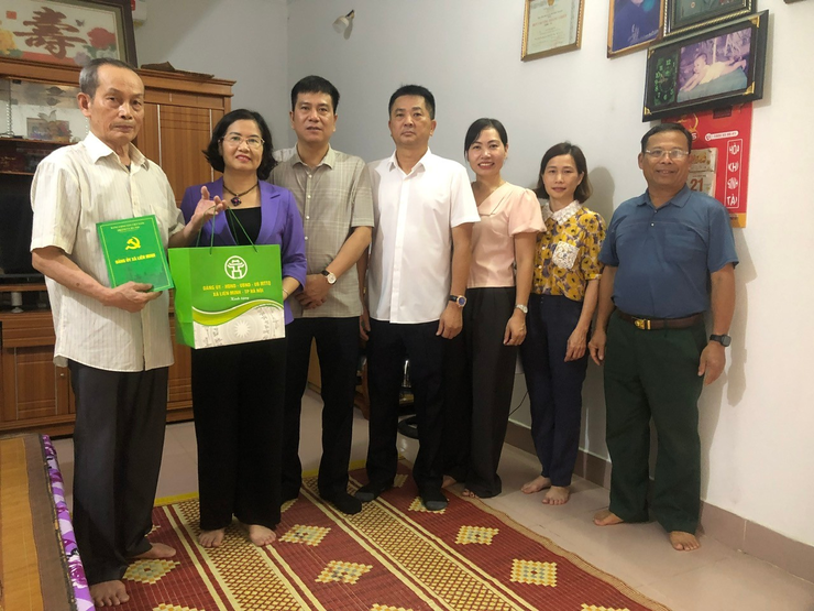Đồng chí Nguyễn Thị Hường thăm tặng quà người có công tiêu biểu- Ảnh 3.