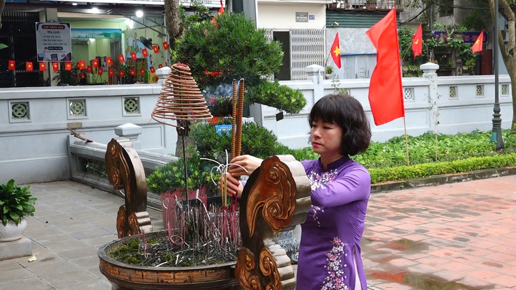 Lãnh đạo phường Bồ Đề viếng Đài tưởng niệm các Anh hùng Liệt sĩ trước thềm Đại hội Đảng bộ phường lần thứ I, nhiệm kỳ 2025- 2030 - Ảnh 4.