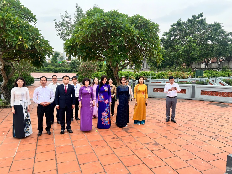 Lãnh đạo phường Bồ Đề viếng Đài tưởng niệm các Anh hùng Liệt sĩ trước thềm Đại hội Đảng bộ phường lần thứ I, nhiệm kỳ 2025- 2030 - Ảnh 5.