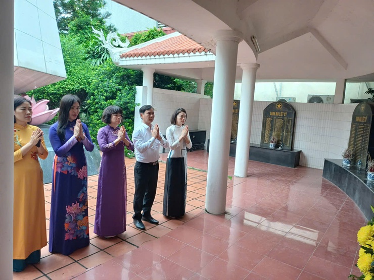 Lãnh đạo phường Bồ Đề viếng Đài tưởng niệm các Anh hùng Liệt sĩ trước thềm Đại hội Đảng bộ phường lần thứ I, nhiệm kỳ 2025- 2030 - Ảnh 6.