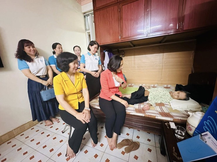 Chủ tịch Hội LHPN thành phố Hà Nội thăm Mẹ Việt Nam anh hùng Nguyễn Thị Xuyến - Ảnh 2.