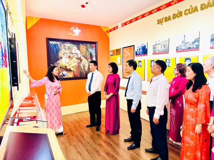ĐOÀN LÃNH ĐẠO ĐẢNG ỦY - HĐND - UBND - ỦY BAN MTTQ VIỆT NAM PHƯỜNG CỬA NAM DÂNG HƯƠNG TƯỞNG NIỆM TẠI DI TÍCH LỊCH SỬ NHÂN KỶ NIỆM 80 NĂM QUỐC KHÁNH NƯỚC CỘNG HÒA XÃ HỘI CHỦ NGHĨA VIỆT NAM (02/9/1945 – 02/9/2025)- Ảnh 5.