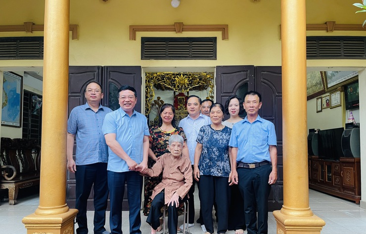 Đồng chí Phạm Xuân Toàn – Bí thư Đảng ủy, Chủ tịch HĐND xã Thiên Lộc -Trưởng đoàn công tác số 01 thăm, tặng quà tri ân người có công nhân dịp kỷ niệm 80 năm Quốc khánh 02/9- Ảnh 7.