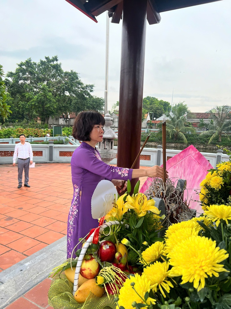 Lãnh đạo phường Bồ Đề viếng Đài tưởng niệm các Anh hùng Liệt sĩ trước thềm Đại hội Đảng bộ phường lần thứ I, nhiệm kỳ 2025- 2030 - Ảnh 7.